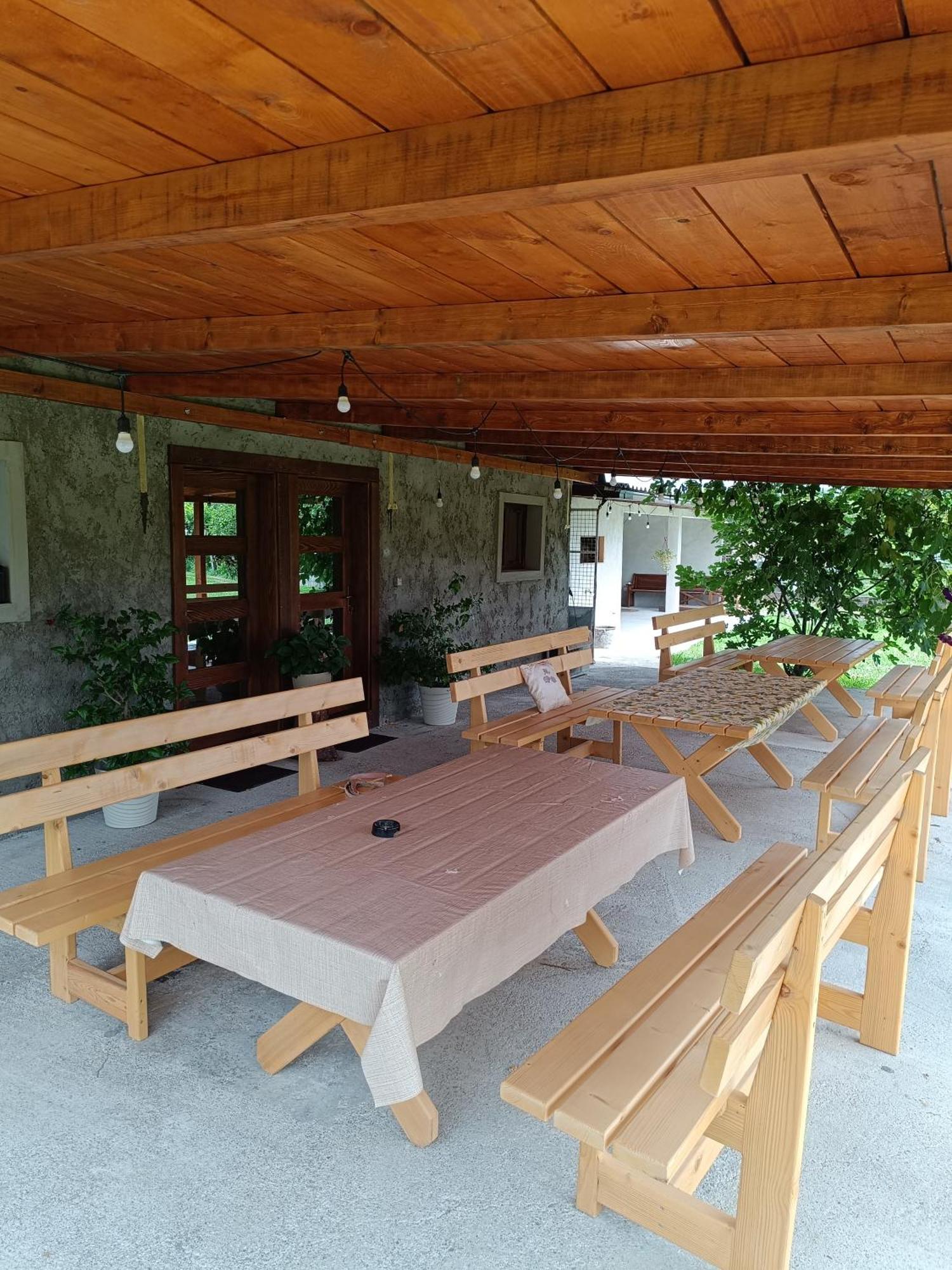 Balabani Local Stay Golubovci Exteriör bild