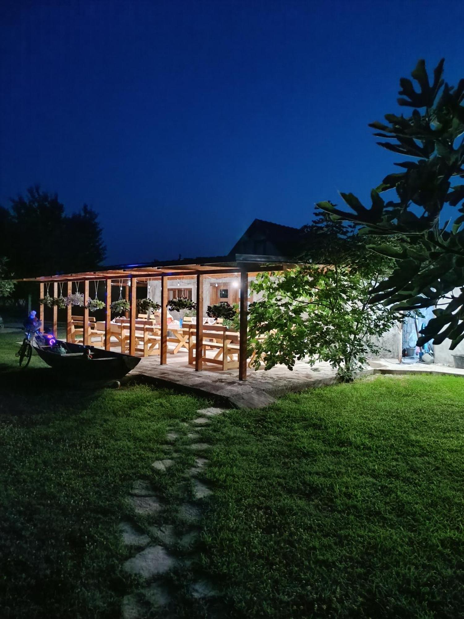 Balabani Local Stay Golubovci Exteriör bild